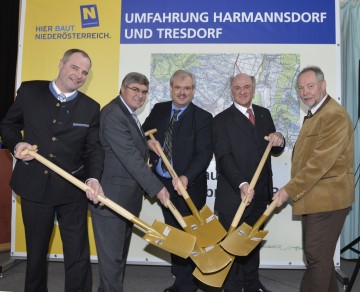 Landtagsabgeordneter Ing. Hermann Haller, die Bürgermeister Karl Stich und Mag. Norbert Hendler, Landeshauptmann Dr. Erwin Pröll und Straßenbaudirektor DI Peter Beiglböck beim Baustart der Umfahrung Harmannsdorf-Tresdorf