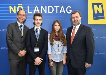 Im Bild von links nach rechts: Politologe Univ.Prof. Dr. Peter Filzmaier, Paul Kriener (Stiftsgymnasium Seitenstetten), Nadine Moser (Private Neue Mittelschule Zwettl) und Landtagspräsident Ing Hans Penz.