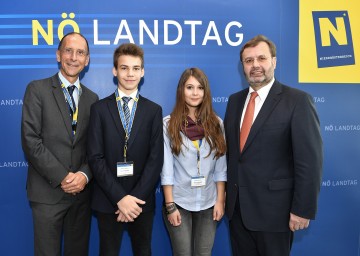 Im Bild von links nach rechts: Politologe Univ.Prof. Dr. Peter Filzmaier, Paul Kriener (Stiftsgymnasium Seitenstetten), Nadine Moser (Private Neue Mittelschule Zwettl) und Landtagspräsident Ing Hans Penz.