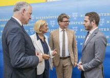 Landesrat Martin Eichtinger, Landeshauptfrau Johanna Mikl-Leitner und Bundesminister Martin Polaschek im Gespräch mit dem Medizinstudenten Ulrich Fischer aus Niederösterreich, der ab 1. August des heurigen Jahres sein klinisch-praktisches Jahr beginnt und seine Ausbildung zum Allgemeinmediziner auch gerne in Niederösterreich machen würde. Er wird deshalb als einer der ersten ein Landarztstipendium beantragen.