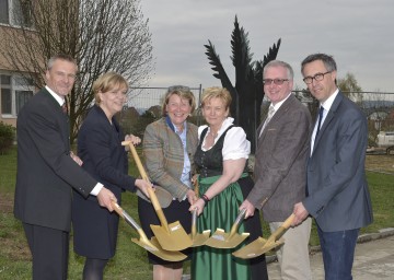 Direktor Josef Schachinger, Landesrätin Mag. Barbara Schwarz, Dr. Elfriede Mayrhofer (Obfrau Verein Hospiz Melk), Klaudia Atzmüller (Pflegedienstleitung), Dr. Otto Huber (Leiter der Gruppe Gesundheit & Soziales beim Amt der NÖ Landesregierung) und Nationalratsabgeordneter DI Georg Strasser beim Spatenstich für den Zubau des Landespflegeheims Melk. (v.l.n.r.)