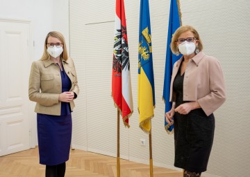 Ministerin Margarete Schramböck und Landeshauptfrau Johanna Mikl-Leitner beim Arbeitsgespräch.