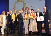 Über 40 Jahre Hilfswerk Niederösterreich freut sich das Präsidium des Hilfswerk Niederösterreich mit Elisabeth Kellnreiter, Vizepräsidentin Mostviertel, Paul Dieser, Vizepräsident Weinviertel, Hermann Hauer, Vizepräsident Industrieviertel Süd, Martina Diesner-Wais, Vizepräsidentin Waldviertel, Gründer Erich Fidesser, Karl Bader, Vizepräsident Zentralraum, Landeshauptfrau Johanna Mikl-Leitner, Michael Lebinger, Vizepräsident Industrieviertel Nord, Michaela Hinterholzer, Präsidentin des Hilfswerk Niederösterreich, Geschäftsführer Christoph Gleirscher und Keynote-Speaker Professor Christoph Badelt (v.l.n.r.)