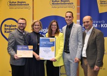 Landeshauptfrau Johanna Mikl-Leitner (2.v.li.) und Gemeindebundpräsident Johannes Pressl (re. außen) mit der Abordnung aus Mistelbach, Sieger in der Kategorie „Sonderwertung Regionalkultur in den Gemeinden“.