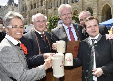 Landesrätin Dr. Petra Bohuslav, Landeshauptmann Dr. Erwin Pröll, Mag. Karl Schwarz von der Privatbrauerei Zwettl, Landesrat Dr. Stephan Pernkopf und Waldviertel-Tourismus Geschäftsführer Mag. Andreas Schwarzinger (v.l.n.r.) bei der Eröffnung von \"waldviertelpur\" am Wiener Rathausplatz