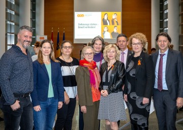 (v.l.n.r.) Alexander Grohs (Leiter Verein Neustart),  Elisabeth Cinatl (Verein Wendepunkt),  Astrid Schrattenholzer (Geschäftsführerin Gewaltschutzzentrum NÖ), Sabine Hilbert (Land NÖ), Hedwig Wölfl (Geschäftsführerin Möwe), Landesrätin Eva Prischl, Stefan Pfandler (Leiter Landeskriminalamt NÖ), Landesrätin Christiane Teschl-Hofmeister und Johann Seper (Bezirkshauptmann Scheibbs).