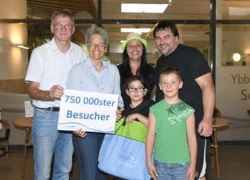Bürgermeister Ing. Friedrich Fahrnberger und Tourismus-Landesrätin Dr. Petra Bohuslav konnten mit Familie Sünderhauf den 750.000sten Besucher im Ybbstaler Solebad Göstling begrüßen. (v.l.n.r.)