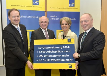 Zogen Bilanz über 10 Jahre EU-Erweiterung: Dr. Christian Helmenstein (Chefökonom der Industriellenvereinigung), Landeshauptmann Dr. Erwin Pröll, Landesrätin Dr. Petra Bohuslav, ecoplus-Geschäftsführer Mag. Helmut Miernicki (v. l. n. r.)