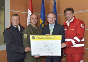 Bilanz Jahrhunderthochwasser 2013: Landesfeuerwehrkommandant Dietmar Fahrafellner, MSc, Militärkommandant Brigadier Rudolf Striedinger, Landesrat Dr. Stephan Pernkopf  und Rot Kreuz-Vizepräsident Josef Schmoll (v.l.n.r.)