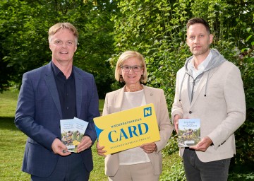 (v.l.n.r.) Michael Duscher (Geschäftsführer Niederösterreich Werbung), Landeshauptfrau Johanna Mikl-Leitner und Klemens Wögerer (Geschäftsführer Niederösterreich-CARD)