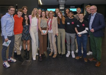 Landeshauptfrau Johanna Mikl-Leitner und LH-Stellvertreter Stephan Pernkopf mit Teilnehmenden der Jugendklimakonferenz in Tulln. 