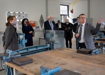 Bildungs-Landesrätin Christiane Teschl-Hofmeister, Leiterin des Bereichs Pädagogischer Dienst der Bildungsdirektion NÖ Doris Wagner, Bildungsdirektor Johann Heuras und Direktor Andreas Prinz (HTL Krems) im neuen Zubau der HTL Krems (v.l.n.r.)