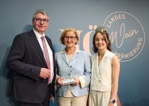 NÖ Weinbaupräsident Reinhard Zöchmann, Landeshauptfrau Johanna Mikl-Leitner und NÖ Weinkönigin Laura Hummel bei der NÖ Weingala.