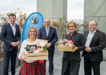 Freuen sich über 100 FAIRTRADE-Gemeinden in Niederösterreich (von links): Bürgermeister Christian Macho, Geschäftsführende Gemeinderätin Helene Stinakovits (beide Kottingbrunn), LH-Stellvertreter Stephan Pernkopf, Landeshauptfrau Johanna Mikl-Leitner und Fairtrade-Österreich-Geschäftsführer Hartwig Kirner.