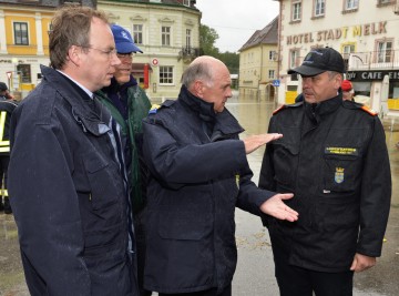 Landeshauptmann Dr. Erwin Pröll machte sich am heutigen Montagnachmittag in Melk ein Bild von der aktuellen Hochwassersituation.