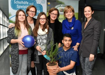 DI Roswitha Wolf (Hochschule für Agrar- und Umweltpädagogik), Landeshauptmann-Stellvertreterin Mag. Johanna Mikl-Leitner, Bildungs-Landesrätin Mag. Barbara Schwarz und Dr. Dorit Haubenhofer (Hochschule für Agrar- und Umweltpädagogik) mit Leonie, Ana Maria und Ryan von der NMS St. Pölten – Viehofen, die im Rahmen der Förderaktion auch an der Begleitstudie teilgenommen haben (v.l.n.r.)