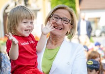 Viel Spaß hatte Landeshauptfrau Johanna Mikl-Leitner mit den Kindern bei der Eröffnung der neuen Tagesbetreuungseinrichtung in Au/Leithagebirge.
