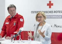 Landeshauptfrau Johanna Mikl-Leitner und Präsident Rotes Kreuz NÖ Josef Schmoll am Podium bei der Pressekonferenz in der Bezirksstelle St. Pölten.