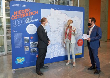 Wanderausstellung „Niederösterreich: 100 Jahre | Orte | Ereignisse“: Landeshauptfrau Johanna Mikl-Leitner mit Benedikt Vogl vom Haus der Geschichte (links) und Matthias Pacher, Geschäftsführer des Museums Niederösterreich (rechts).