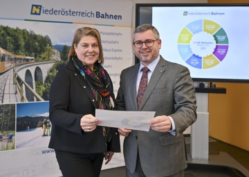 Landesrat Ludwig Schleritzko und Barbara Komarek, Geschäftsführerin der Niederösterreich Bahnen, präsentierten in der Zentrale der Niederösterreich Bahnen in St. Pölten die Fahrgastzahlen 2022 und einen Ausblick auf 2023.