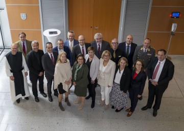 Landeshauptfrau Johanna Mikl-Leitner mit allen Teilnehmerinnen und Teilnehmern der NÖ Hochschulkonferenz im Landhaus in St. Pölten.