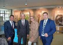 Der neue Bahnhof Tulln würdigt auch den großen Sohn der Stadtgemeinde, Egon Schiele. Im Bild Bürgermeister Peter Eisenschenk, ÖBB-Vorstandsdirektor Franz Bauer, Landeshauptfrau Johanna Mikl-Leitner und Bundesrat Andreas Spanring (von links nach rechts) vor dem Schiele-Gemälde im Wartebereich des neuen Bahnhofes.