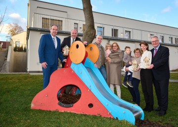 Landeshauptfrau Johanna Mikl-Leitner mit Bürgermeister Franz Rumpler (links), Abgeordneten Josef Balber (2.v.l.), Bezirkshauptfrau Verena Sonnleitner (2.v.r.), Abgeordneten Christoph Kainz (rechts) und weiteren Ehrengästen.