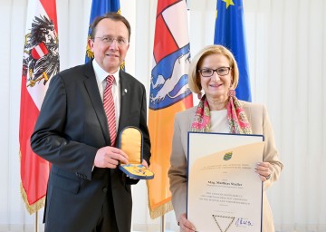 Landeshauptfrau Johanna Mikl-Leitner überreichte Bürgermeister Matthias Stadler das „Goldene Komturkreuz des Ehrenzeichens für Verdienste um das Bundesland Niederösterreich“