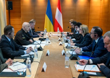Ukraine-Delegation rund um Landeshauptfrau Johanna Mikl-Leitner, Industriellenvereinigung NÖ Präsident Kari Ochsner und ecoplus-Aufsichtsratsvorsitzenden Jochen Danninger beim Arbeitsgespräch mit Ministerpräsident Denys Schmyhal, Wirtschaftsministerin Julija Swyrydenko, Infrastrukturminister Dmytro Kuleba und Energieminister German Galushchenko.
