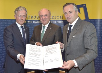 Pakt zum Breitbandausbau unterschrieben:  EVN-Vorstandssprecher DI Dr. Peter Layr, Landeshauptmann Dr. Erwin Pröll und Telekom-Generaldirektor Dr. Hannes Ametsreiter (v. l. n. r.).