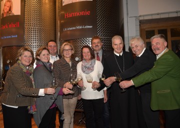 Besichtigung des neuen Taufweinfasses: Bezirkshauptfrau Elfriede Mayrhofer, Katrin Dockner, Josef (Joe) Dockner, Landeshauptfrau und Taufpatin Johanna Mikl-Leitner, Gudrun und Sepp Dockner, Abt Columban Luser vom Stift Göttweig, Pater Udo Fischer und Künstler Fritz Gall (v.l.n.r.)