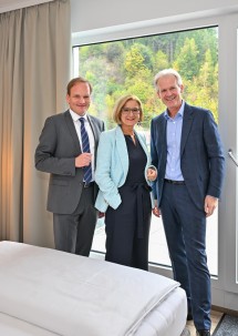 Landeshauptfrau Johanna Mikl-Leitner mit Hotelier Alexander Ipp (li.) und Brauereichef und Hoteleigentümer Karl Schwarz (re.) in einem der 22 neuen Zimmer des „I´m Inn Zwettl“.