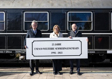 Christopher Drexler, Landeshauptmann Steiermark, Landeshauptfrau Johanna Mikl-Leitner und Hermann Doppelreiter, Bürgermeister Semmering, bei der Feierstunde zum 25-jährigen Jubiläum der „UNESCO-Weltkulturerbestätte Semmeringbahn“.