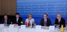 Das Podium bei der Pressekonferenz: Bad Erlachs Bürgermeister Nationalratsabgeordneter Johann Rädler, Mag. Stefan Günther, Geschäftsführer der hospitals Projektentwicklungsges.m.b.H. und der REHA Erlach Errichtungs GmbH, Landeshauptfrau Mag. Johanna Mikl-Leitner, Dr. Alexander Biach, Vorsitzender des Hauptverbandes der Sozialversicherungsträger, und Mag. Jan Pazourek, Generaldirektor der NÖ Gebietskrankenkasse (v.l.n.r.)