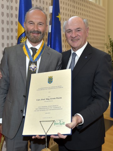 Landeshauptmann Dr. Erwin Pröll überreichte das \"Silberne Komturkreuz des Ehrenzeichens für Verdienste um das Bundesland Niederösterreich\" an Prof. Mag. Erwin Wurm.