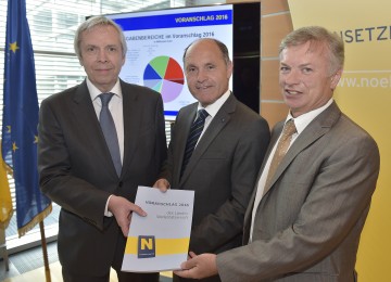 Voranschlag für Landesbudget 2016:  Budgetdirektor Rudolf Stöckelmayer, Landeshauptmann-Stellvertreter Mag. Wolfgang Sobotka und Dr. Reinhard Meißl, Leiter der Finanzabteilung beim Amt der NÖ Landesregierung (v.l.n.r.)