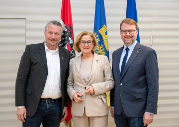 Landeshauptfrau Johanna Mikl-Leitner mit (li.) Bürgermeister Peter Molnar und (re.) Vizebürgermeister Florian Kamleitner.