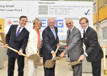 Mag. Richard P. Kwizda, Wirtschafts-Landesrätin Dr. Petra Bohuslav, Landeshauptmann Dr. Erwin Pröll, Dkfm. Dr. Johann F. Kwizda und Mag. Johannes E. Kwizda beim Spatenstich für das Pharmalogistikzentrum der Firma Kwizda in Leopoldsdorf.