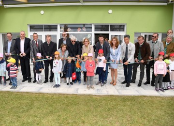 Eröffnung des neuen Landeskindergartens in Hohenruppersdorf mit Landeshauptfrau Johanna Mikl-Leitner (Mitte), Bürgermeister Hermann Gindl (7.v.l.), der Dritten Landtagspräsidentin Karin Renner (5.v.l.), den Landtagsabgeordneten René Lobner (7.v.r.) und Dieter Dorner (4.v.r.), den Nationalratsabgeordneten Angela Baumgartner (6.v.r.) und Rudolf Plessl (5.v.r.) und den Kindergartenkindern