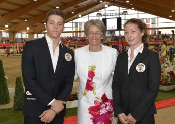 Sport-Landesrätin Dr. Petra Bohuslav mit den NÖ Teilnehmern Ramin Rahimi und Anais Kristofics-Binder bei der Eröffnungsfeier der FEI Europameisterschaft 2013 im Voltigieren (v.l.n.r.).