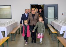 Landeshauptfrau Johanna Mikl-Leitner machte gemeinsam mit zahlreichen Gästen einen Rundgang durch das neue Feuerwehrhaus.