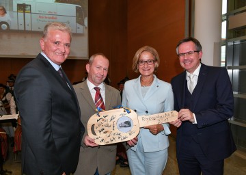 Symbolische Schlüsselübergabe: Landesrat Franz Schnabl, Edgar Hausmann, Landeshauptfrau Johanna Mikl-Leitner und der stellvertretende Abteilungsleiter für Umwelthygiene Michael Jungwirth (v.l.n.r.)