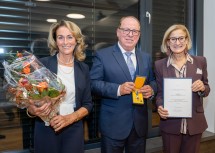 Landeshauptfrau Johanna Mikl-Leitner mit Hans Gneihs, dem sie das Goldene Ehrenzeichen überreichte, und seiner Gattin Elisabeth.