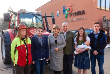 Vor dem Bildungszentrum LFS Pyhra: Schülerin Linda Trinko, Direktorin Ing. Rosina Neuhold (LFS Sooß), Bildungs-Landesrätin Mag. Barbara Schwarz, Direktor Ing. Franz Fidler (LFS Pyhra), Schülerin Petra Leputsch und Schüler Michael Eletzhofer (v.l.n.r.).