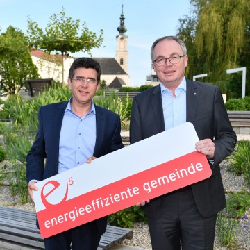 (v.l.) Bgm. Peter Eisenschenk (e5-Gemeinde Tulln) und LH-Stellvertreter Stephan Pernkopf