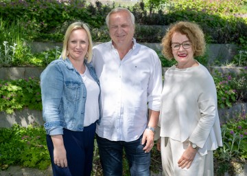(v.l.n.r.): Janine Hollaus mit ihrem Vater Ernst Oberndorfer und Familien-Landesrätin Christiane Teschl-Hofmeister.