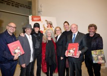 (v.l.) Der künstlerische Leiter des Kremser Karikaturmuseums Gottfried Gusenbauer, Gitarrenvirtuose Mario Berger, Gottfried Helnwein, Marietta Deix, Landeshauptfrau Johanna Mikl-Leitner, Kuratorin der Ausstellung Anna Steinmair, Landeshauptmann a.D. Erwin Pröll und Harald Schleicher, Kurator des Werner Berg Museums in Bleiburg.