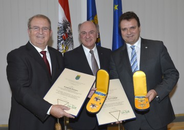Landeshauptmann Dr. Erwin Pröll überreichte das \"Silberne Komturkreuz\" an Bürgermeister Mag. Karl Schlögl und Bürgermeister Friedrich Knotzer.