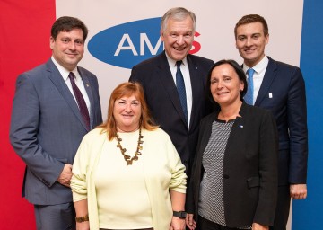 Land Niederösterreich und Arbeitsmarktservice starten Projekt für arbeitslose Frauen. Im Bild von links nach rechts: Bürgermeister Stefan Szirucsek, Helene Lischka, Gemeindebedienstete Kottingbrunn, Landesrat Martin Eichtinger, Claudia Schweiger, Leiterin AMS Baden, und AMS-NÖ Landesgeschäftsführer Sven Hergovich