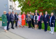 Landesrätin Christiane Teschl-Hofmeister mit Ehrengäste und MitarbeiterInnen des Stationären Hospiz.